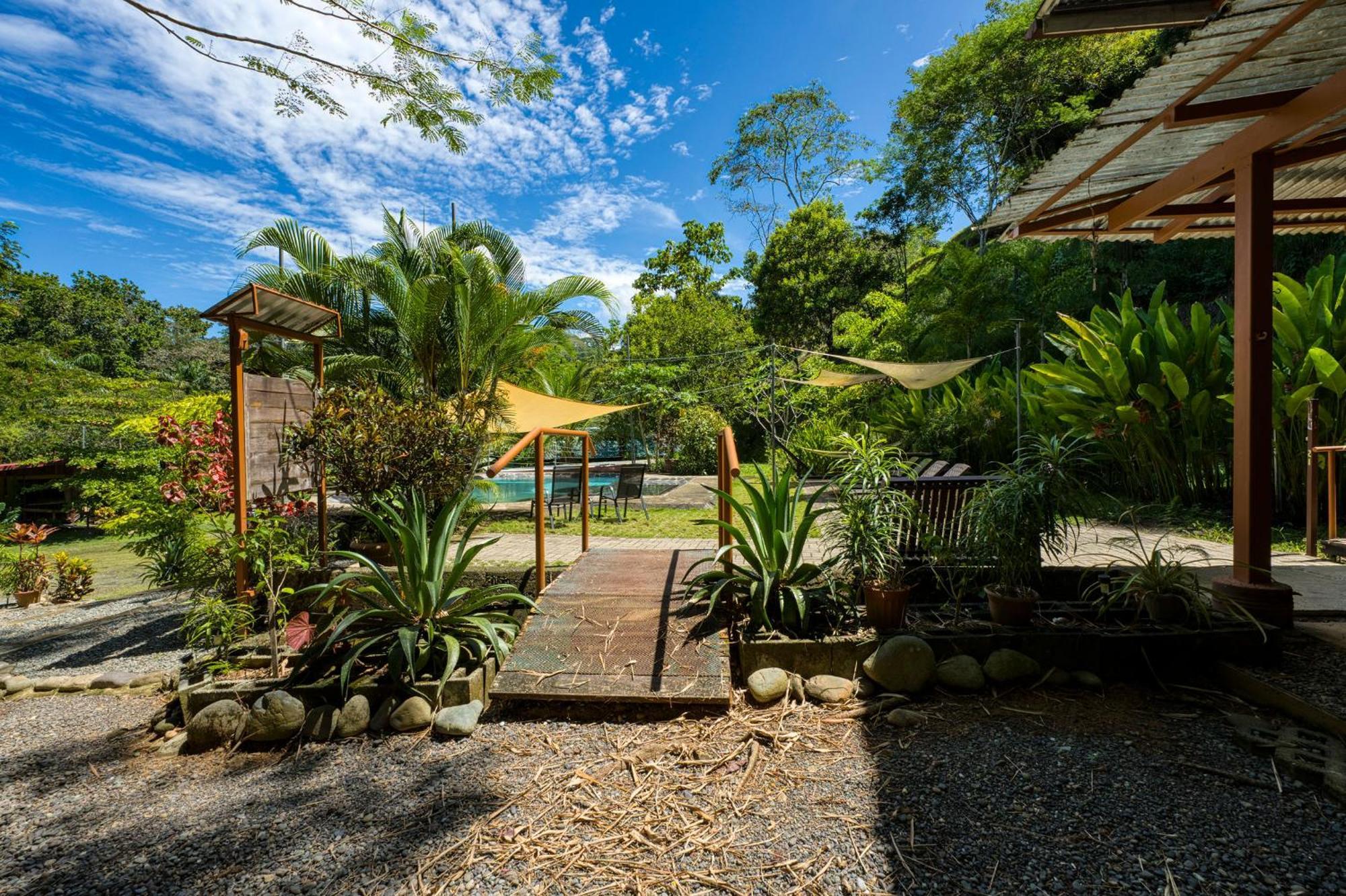Bamboo River House And Hotel Dominical Exterior foto